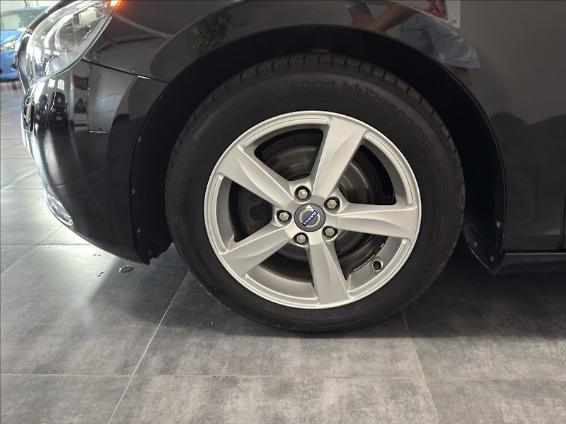 Volvo V40 1,6   D2 MOMENTUM BI-XEN VÝHŘE - fotka 31 z 42