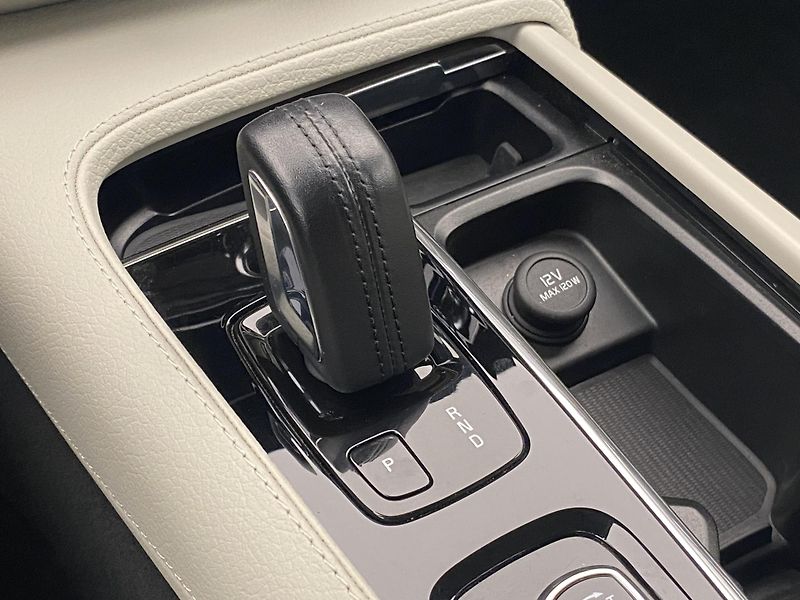 Volvo V90 CC B4 AWD MOMENTUM AUT - fotka 27 z 52