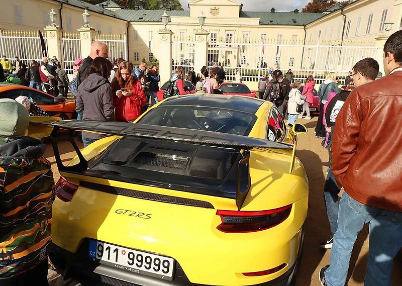 Luxusní supersporty projely západ Čech, milionové rarity přibrzdily v Kynžvartu