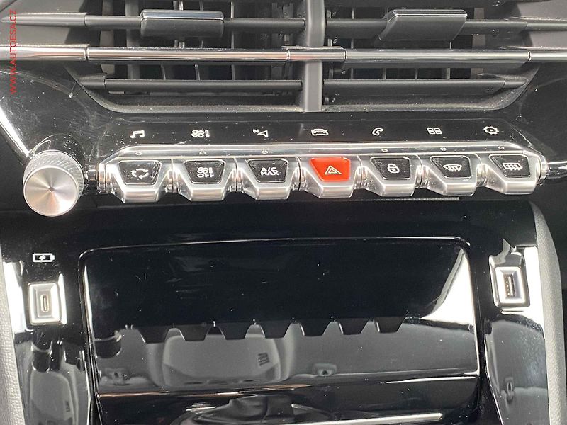 Peugeot 208 (2020) 1.2 PT, Allure, LED, kamera - fotka 15 z 19