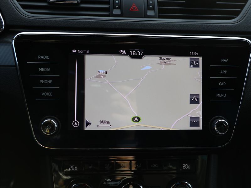 Škoda Superb 2,0 TDI DSG Sportline LED DPH - fotka 26 z 39