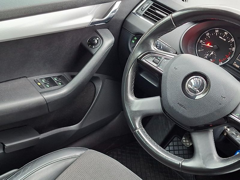 Škoda Octavia (2013) 1.4TSI 103kW 6MAN -S.KNIHA - fotka 12 z 48