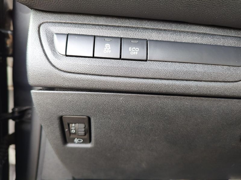 Peugeot 208 (2012) 1,6 eHDI 68Kw - fotka 21 z 33