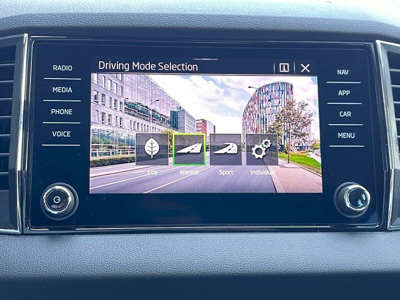 Škoda Karoq (2023) 1.5 TSI 110kW DSG Style Plus - fotka 17 z 35
