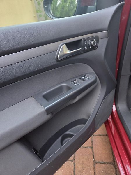 Volkswagen Touran (2011) Prodám VW Touran 2.0, 7 míst - fotka 15 z 21