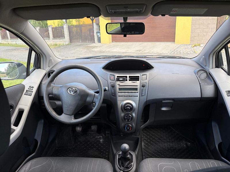 Toyota Yaris (2010) 1.0 VVT-i, Parkovací senzory - fotka 5 z 9