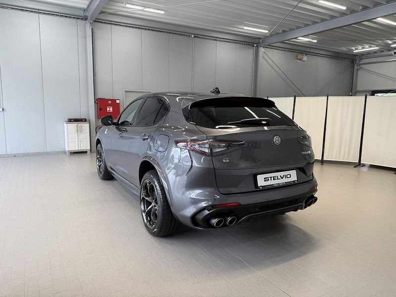 Alfa Romeo Stelvio (2026) Quadrifoglio 2.9 V6 BiTurbo 52 - fotka 3 z 28