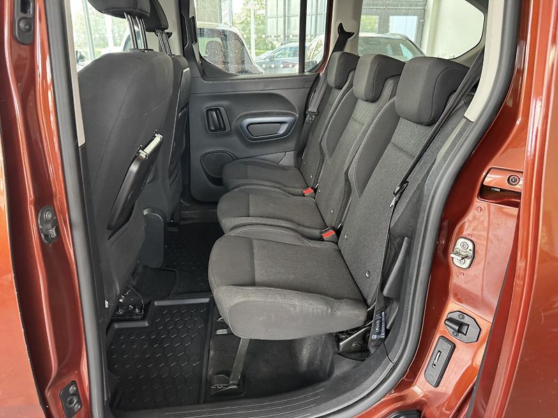 Peugeot Rifter (2022) 1,2 Aut. Allure Pack 7.Míst L2 - fotka 20 z 25
