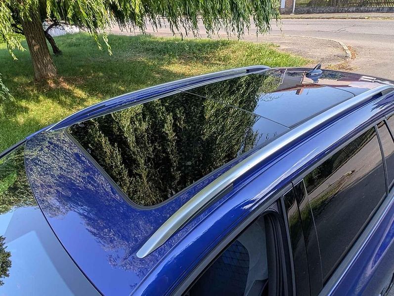 Auto má rádo klikaté silničky.