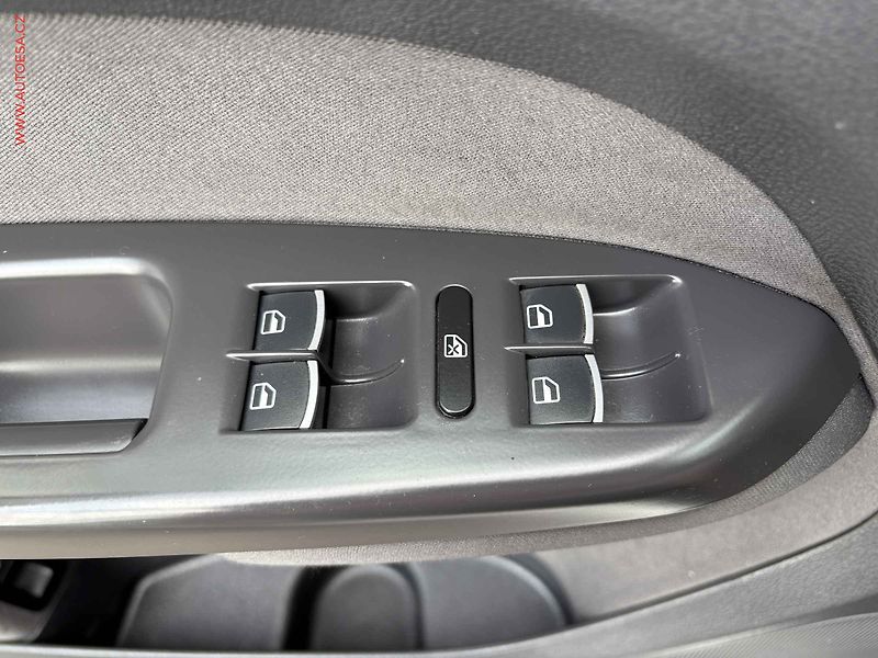 Volkswagen Touran (2013) 2.0TDi, TZ, výhř.sed. - fotka 12 z 16
