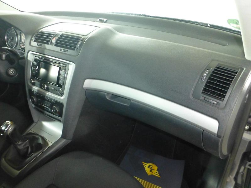 Škoda Octavia (2012) 2,0TDI*VYHŘ.S*NAVIG**XENON*4X4 - fotka 21 z 27