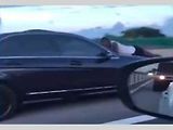 Muž z kapoty svého vlastního Mercedesu volal policii na expřítelkyni uvnitř.