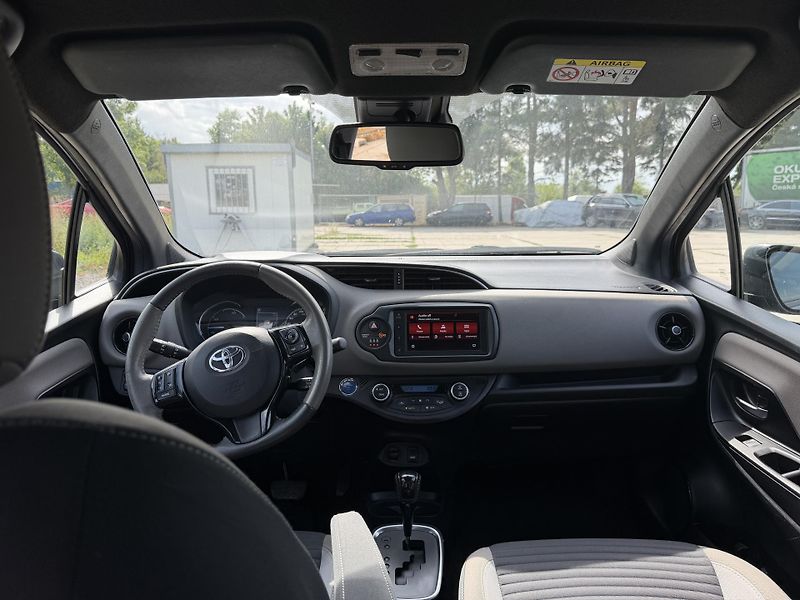 Toyota Yaris (2019) 1.5 Hybrid Select - fotka 11 z 16