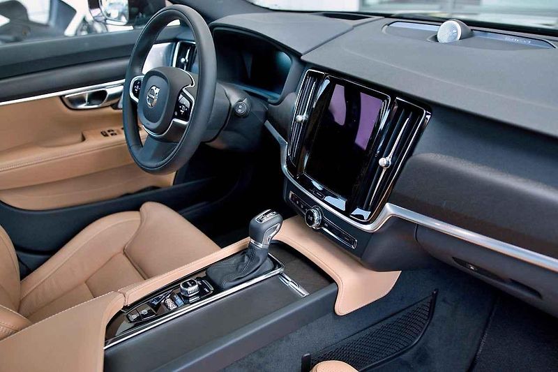 Volvo V90 Cross Country.