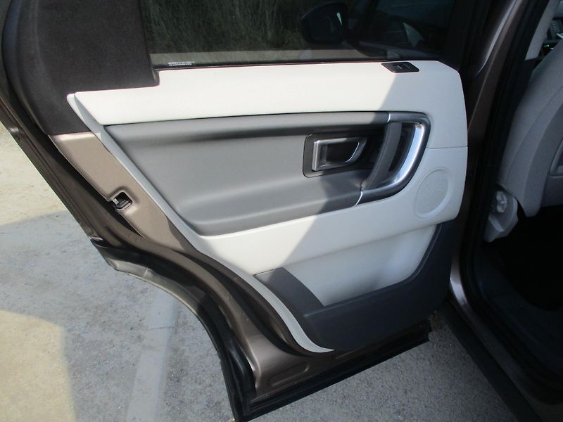 Land Rover Discovery Sport 2.0 TD4 110kW 4x4 koupeno CZ - fotka 32 z 42