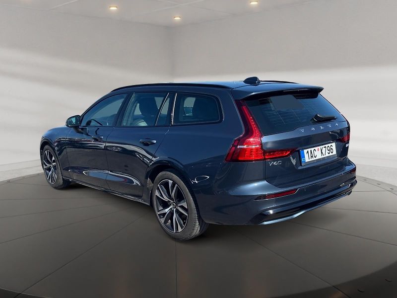 Volvo V60 (2024) PLUS DARK B4 145kW TAŽNÉ CZ - fotka 4 z 11