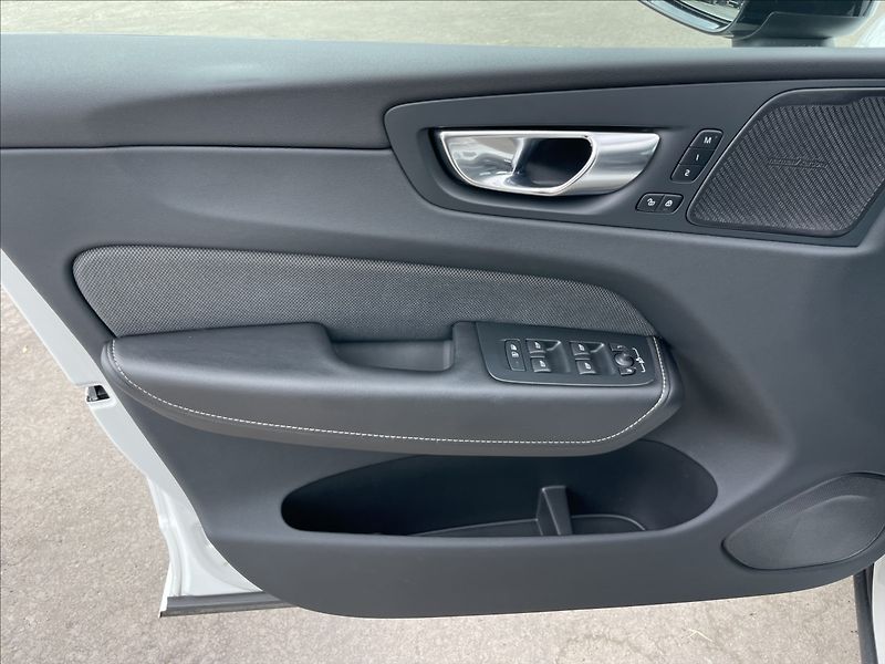 Volvo XC60 2,0 B4 A8 Ultimate Dark - fotka 15 z 23