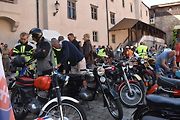 Strakonice si připomněly 105 let od zahájení výroby značky ČZ Sjeli se sem majitelé a obdivovatelé legendárních motocyklů. Na dobu, kdy pro čezetu pracoval, zavzpomínal i náš jediný kosmonaut ve vesmíru Vladimír Remek. A ochotně pózoval na společných sním