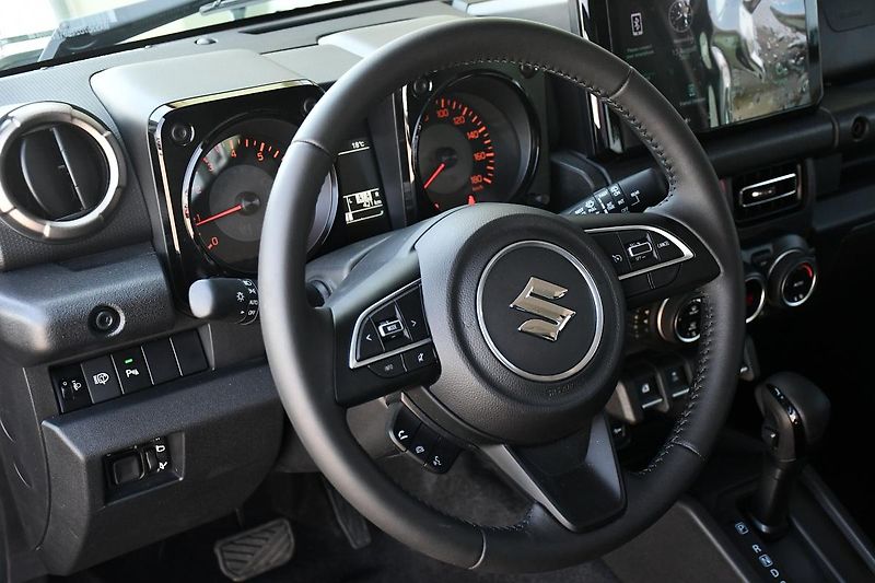 Suzuki Jimny 1,5 GLX AUTOMAT, 4X4 LONG - fotka 16 z 39