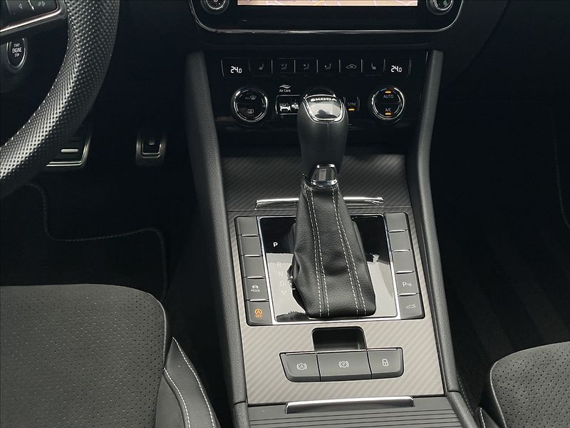 Škoda Superb 2,0 TDI DSG SportLine TAŽNÉ - fotka 13 z 23