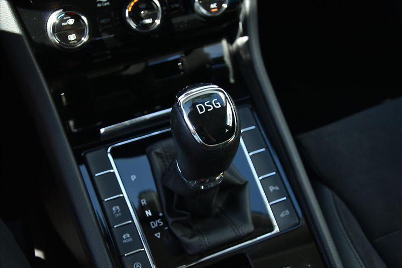 Škoda Superb 2.0 TDI 140kW DSG STYLE ČR - fotka 29 z 32