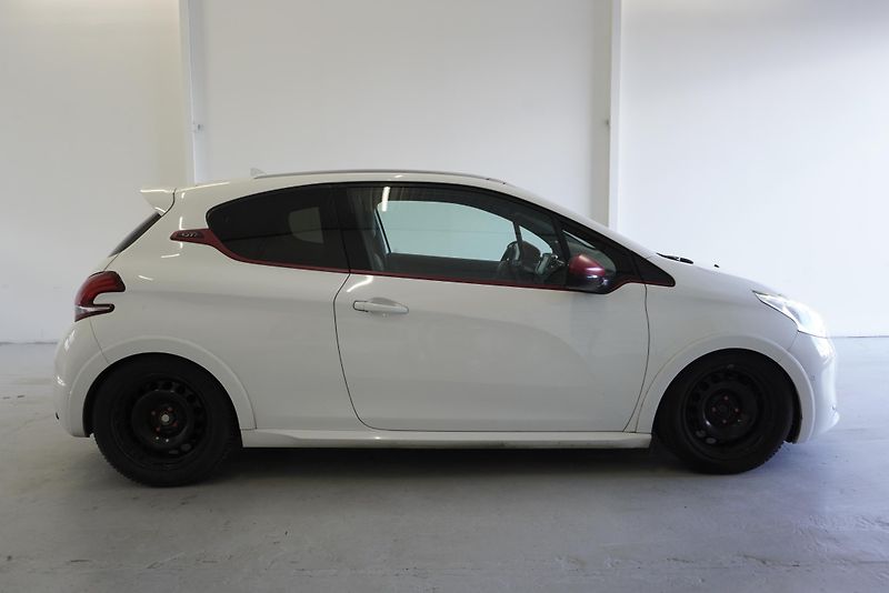 Peugeot 208 1,6 GTI 147kW THP - fotka 4 z 29