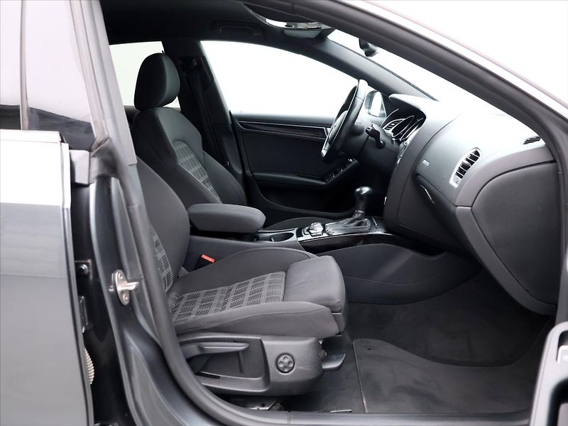 Audi A5 2,0 TFSI 169kW S-Line Xenon - fotka 11 z 27