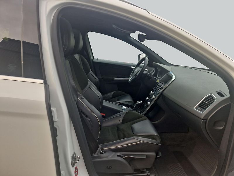 Volvo XC60 T5 AWD Aut. RDesign #TAŽNÉ - fotka 12 z 16