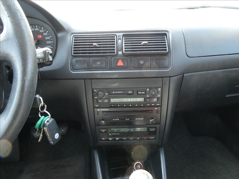 Volkswagen Golf 1,9 TDi 74kW EDITION - fotka 20 z 30