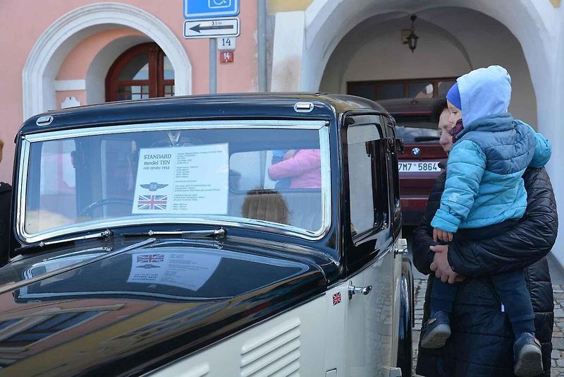 Automobiloví a motocykloví veteráni se vydali v neděli na tradiční jízdu Ze zámku na hrad. Start byl na Horním náměstí v Přerově, kde si lidé užili bohatý program.