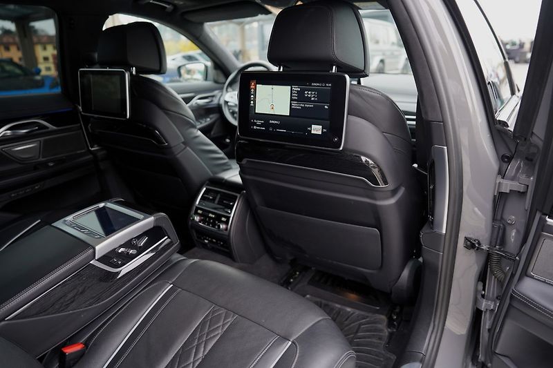 BMW Řada 7 730d xDrive/Mpaket/9AT/Lasery - fotka 32 z 47