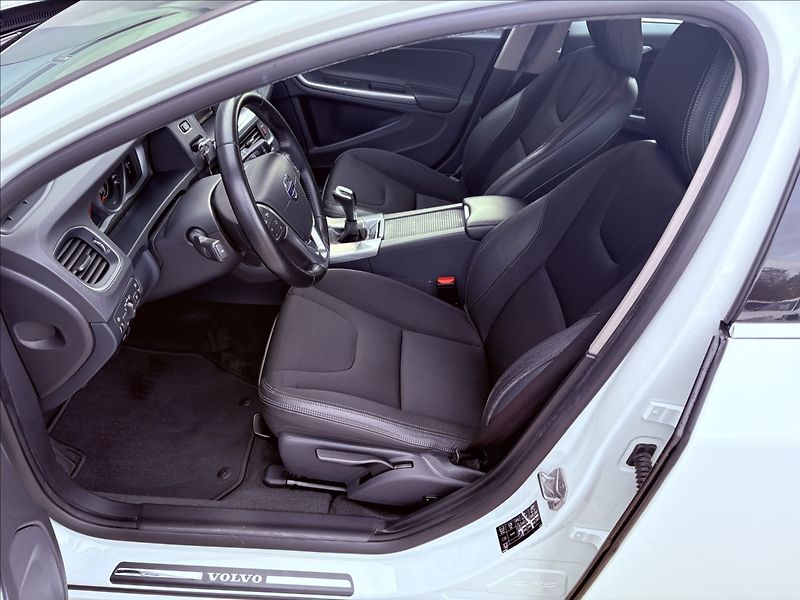 Volvo V60 2,0 D2 ZÁRUKA MOMENTUM CZ - fotka 14 z 28
