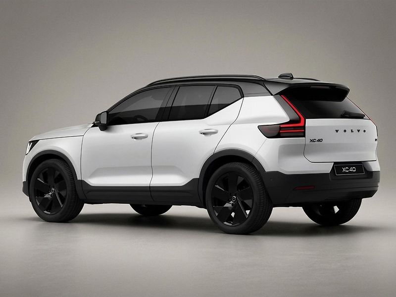 Volvo XC40 (2026) B4 ULTRA BLACK EDITION - fotka 3 z 16