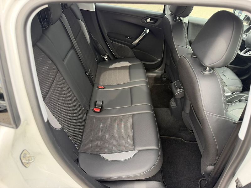 Peugeot 2008 ALLURE 1.2PT 110 EAT6 - fotka 10 z 27