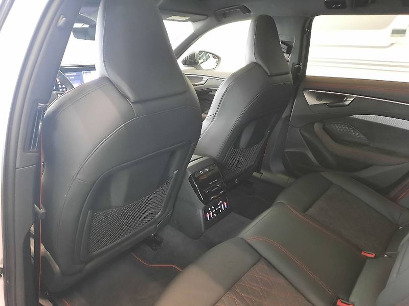 Audi A6 (2026) Avant S-Line 3.0 TFSI quattro - fotka 8 z 37