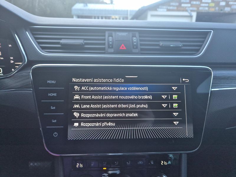 Škoda Superb Combi 2,0TDi DSG 110kw 17ALU - fotka 26 z 44