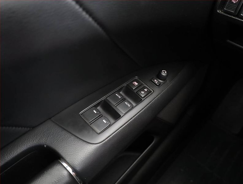 Suzuki Kizashi (2014) 2.4 VVT, Serv.kniha, Xenony - fotka 13 z 16