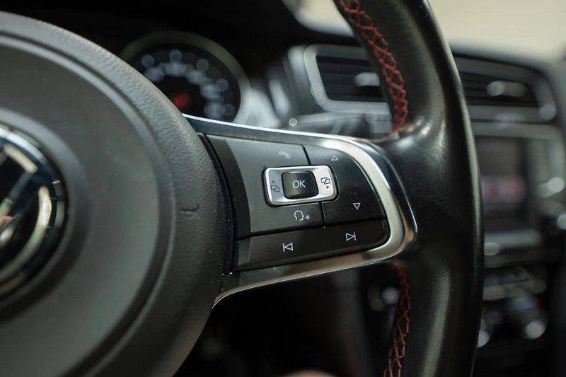 Volkswagen Golf GTI Performance 2.0 169 kW - fotka 16 z 36