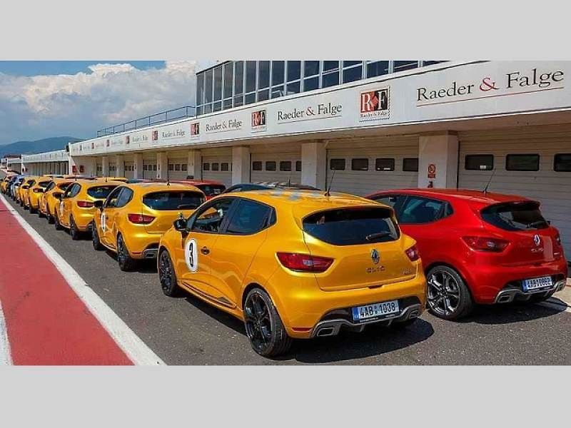 Rychlé Renaulty na Autodromu v Mostě.
