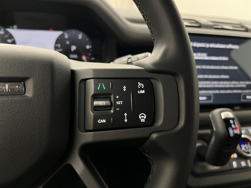 Land Rover Defender 110 D300 X-DYNAMIC SE 1. maj. - fotka 25 z 45