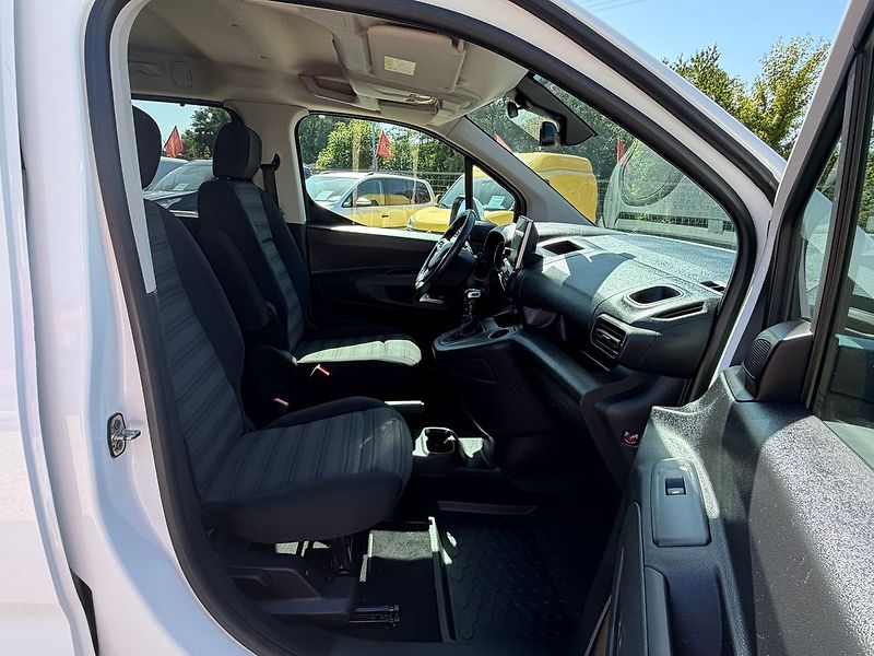 Opel Combo 1.2TURBO 81KW*TOP VÝBAVA- ZADA - fotka 17 z 33