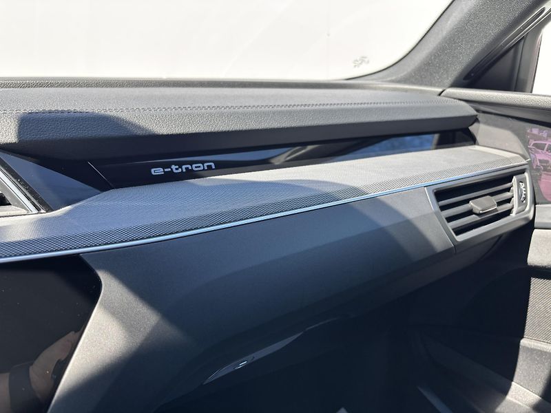 Audi Q8 e-tron (2023) S-Line 55 300kW 114kWh Matrix  - fotka 40 z 41
