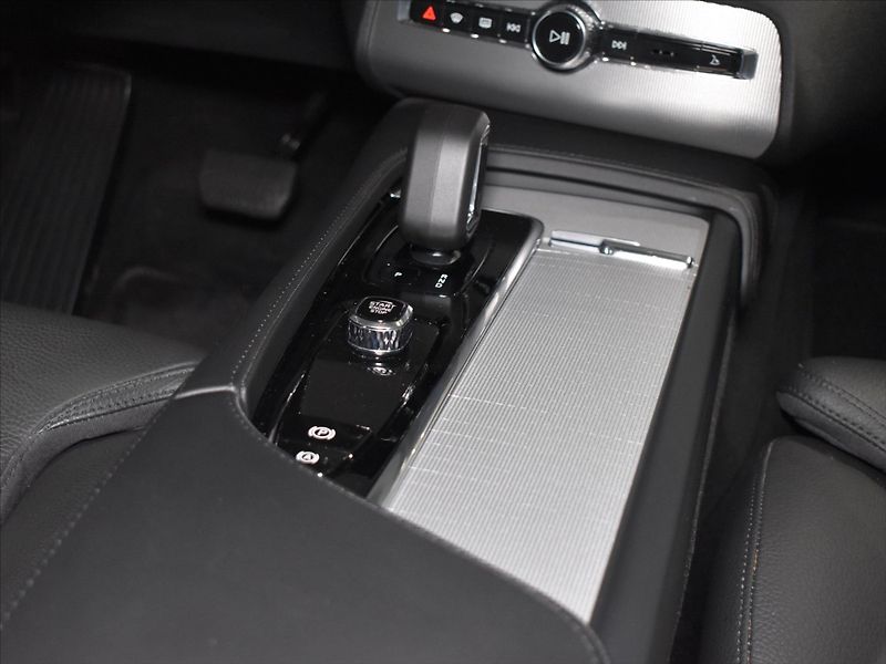 Volvo XC90 2,0 B5 AWD PLUS Bezklíč,Pano - fotka 14 z 23