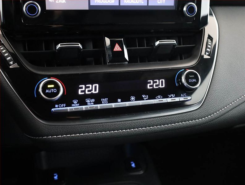 Toyota Corolla (2022) 1.8 Hybrid - fotka 11 z 21