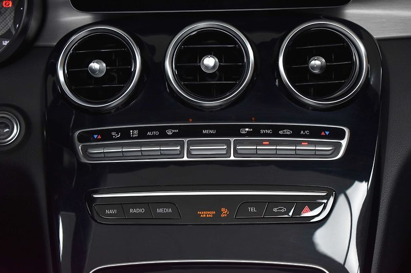 Mercedes-Benz Třídy C C63 AMG V8 BURMESTER*NAPPA*DPH - fotka 25 z 51