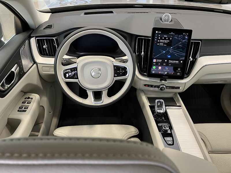 Volvo XC60 B5 AWD Ultra Bright-REZERVACE - fotka 16 z 53