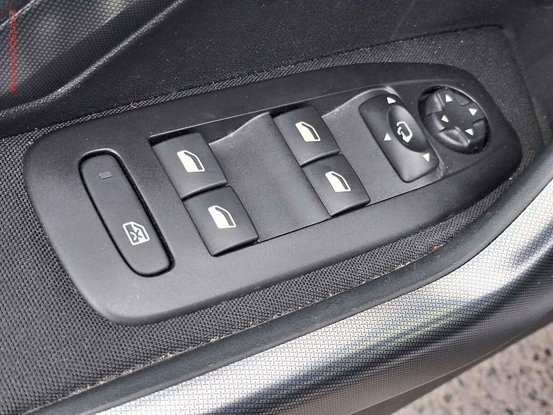 Peugeot 2008 (2019) 1.2 PT, Allure, AT, TZ, navi - fotka 11 z 19