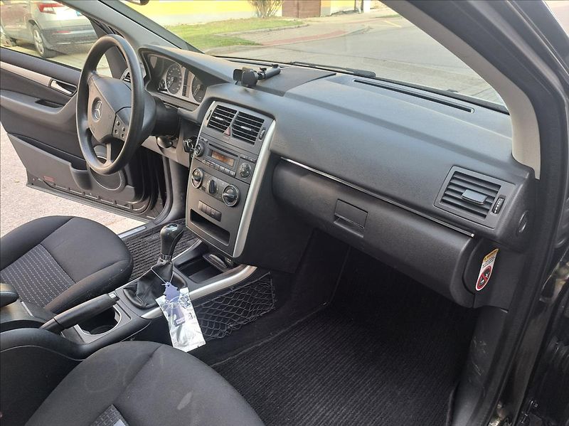Mercedes-Benz Třídy B B180 i   1,7 - fotka 25 z 35