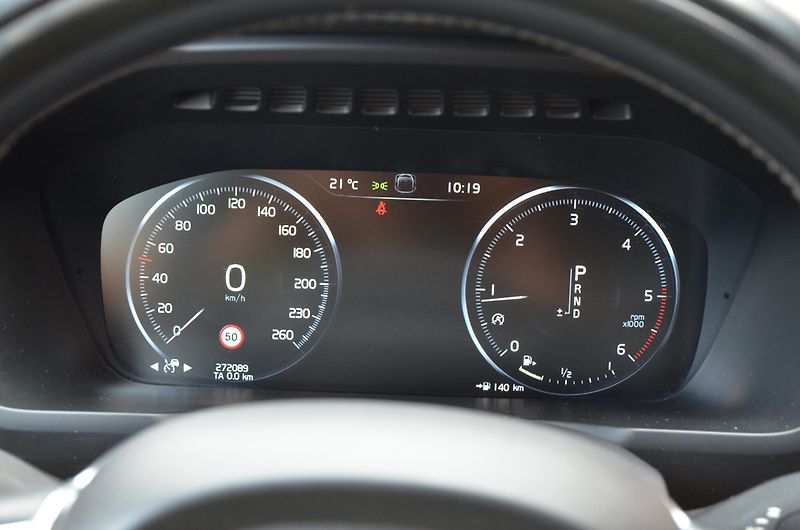Volvo XC90 (2016) D5 // REZERVOVÁNO // - fotka 28 z 47