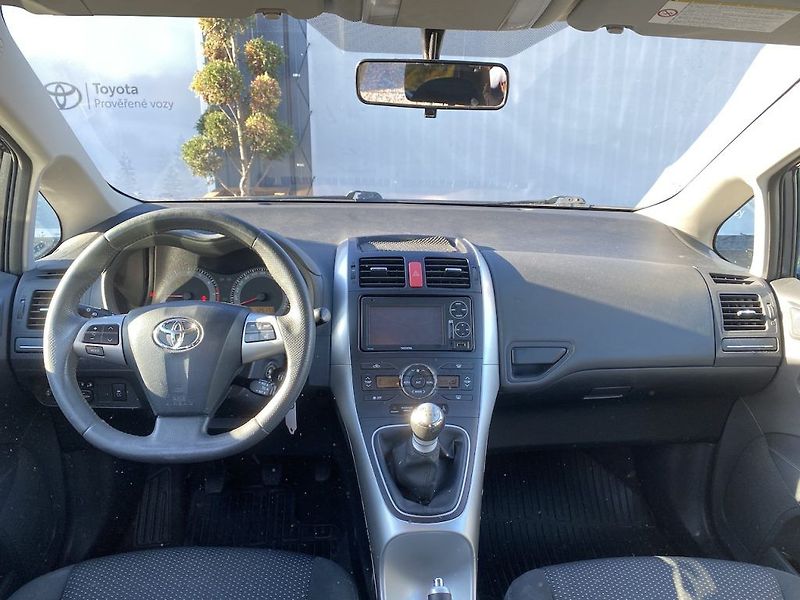 Toyota Auris 1.6i, ČR, Luna, 2x kola - fotka 10 z 15